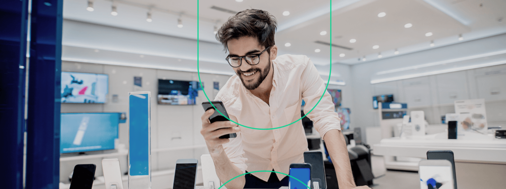 Empreendedor sorrindo, lendo sobre como vender na Via Varejo Marketplace