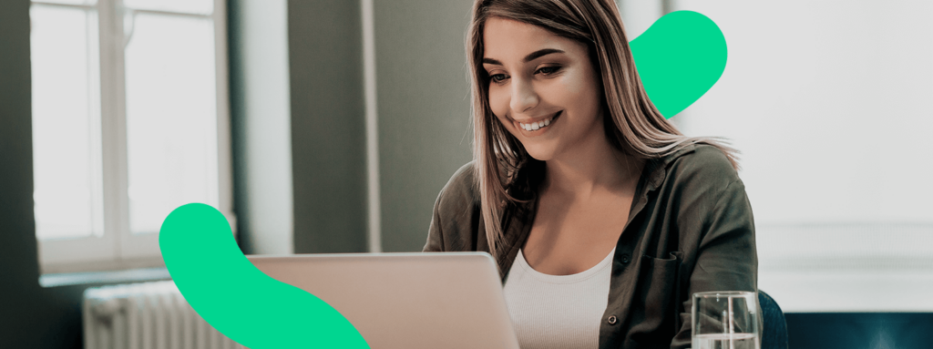 Empreendedora lendo no computador as dicas para destacar seus anúncios