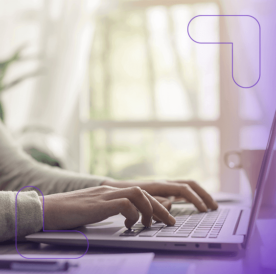 Close-up das mãos do empreendedor buscando um site de vendas em seu notebook