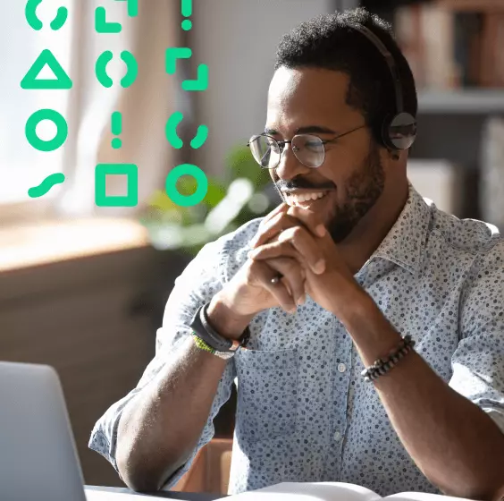 Empreendedor utilizando o computador para baixar xml