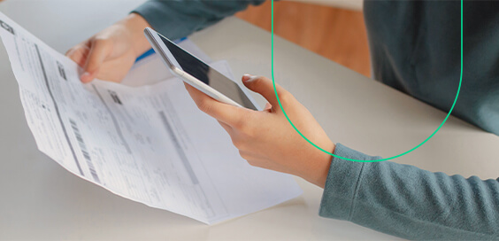 Empreendedor pagando o boleto bancário com seu celular