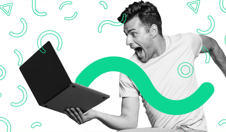 Empreendedor com o notebook na mão, comemorando a venda na Wish
