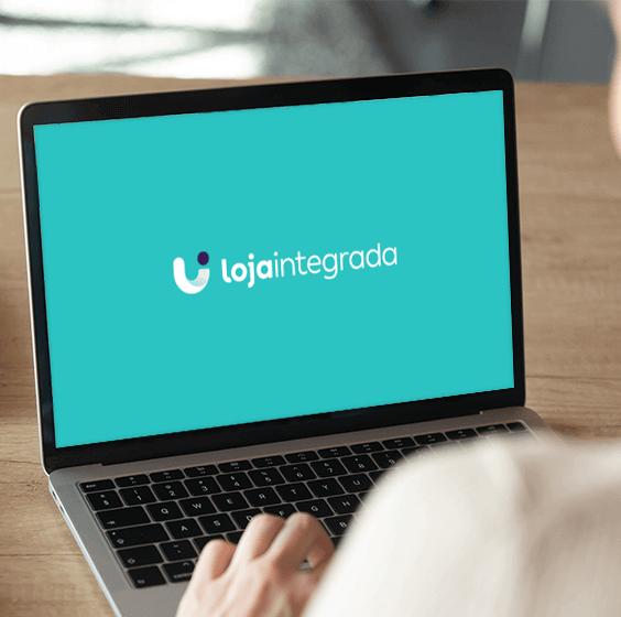 Laptop aberto exibindo o logotipo da Loja Integrada
