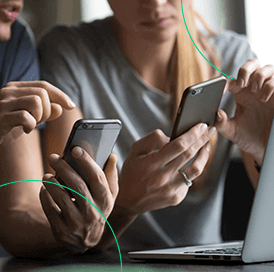 Dois empreendedores utilizando o celular para vender na Shopee