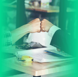 Close-up de duas mãos com os punhos fechados se tocando, representando um sinal amigável de parceria e sociedade