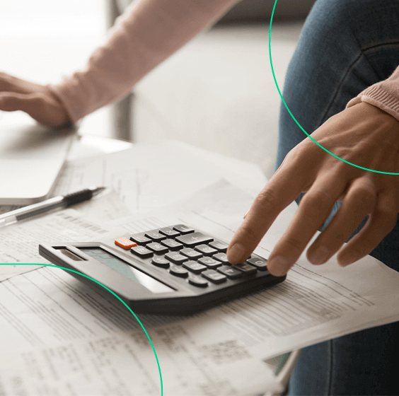 Empreendedor fazendo a precificação com uma calculadora, papel e caneta