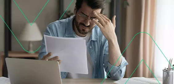 Empreendedor com a mão na testa em dúvida lendo sobre a emissão de nota fiscal
