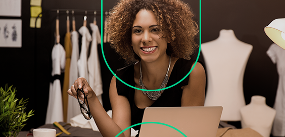 Mulher em seu local de trabalho, sorrindo para a câmera, feliz com a contratação da ferramenta Desk360 para gestão de atendimento