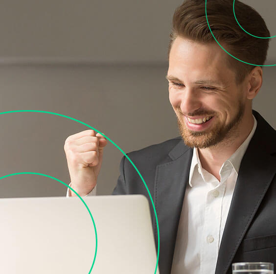 Homem de negócios sorrindo e comemorando a migração de MEI para ME