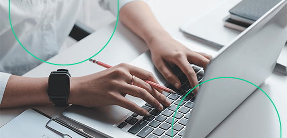 Dona de loja virtual conferindo as dicas para gestão em seu laptop