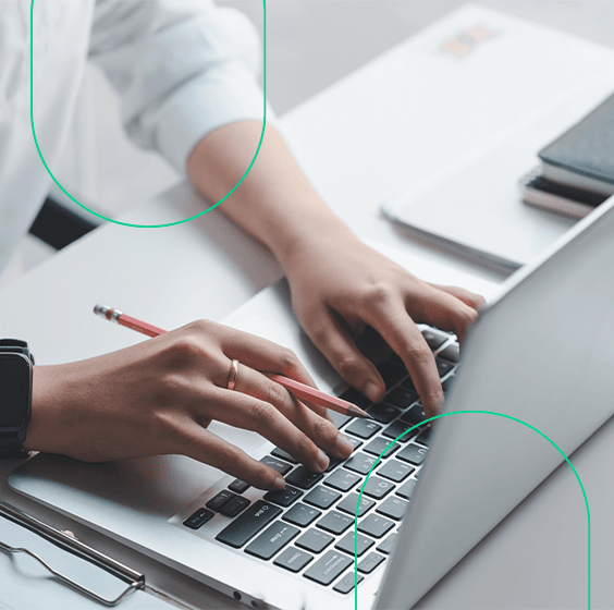 Empresária usando um notebook para emitir a GNRE via webservice no Bling