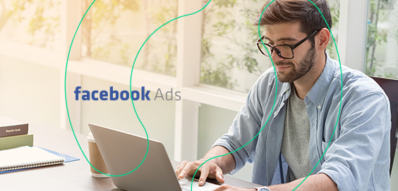 Empreendedor lendo no notebook sobre o Facebook Ads, ao seu lado, o texto "Facebook Ads"