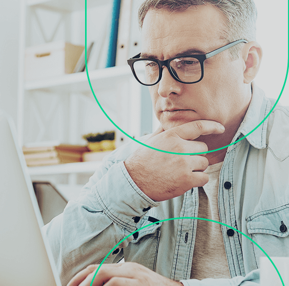 Empreendedor curioso lendo sobre como vender em vários marketplaces