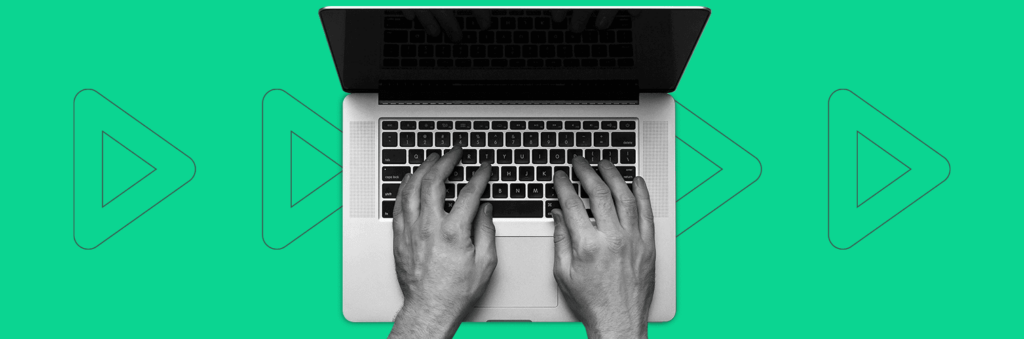 Imagem descolorida de duas mãos digitando um email fraudulento em um notebook