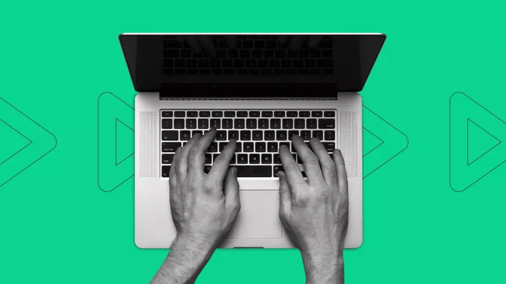 Mãos de um empresário utilizando um computador para fazer o cadastro da sua inscrição estadual