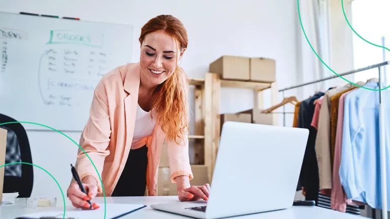 Mulher de negócios em seu escritório se preparando para vender na Wish