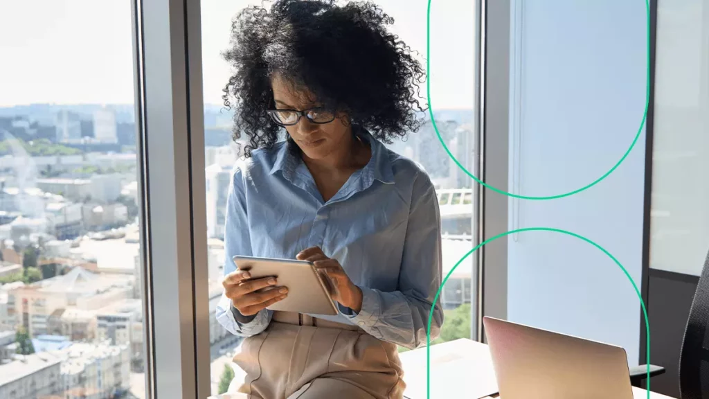 Empreendedora calculando o capital de giro em um tablet