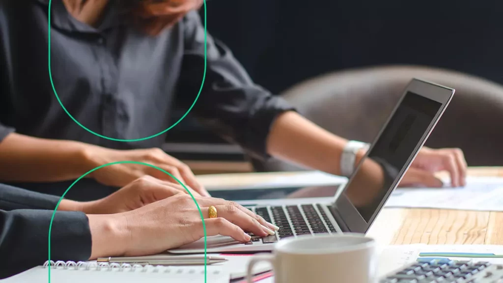 Funcionário emitindo um relatório de DRE