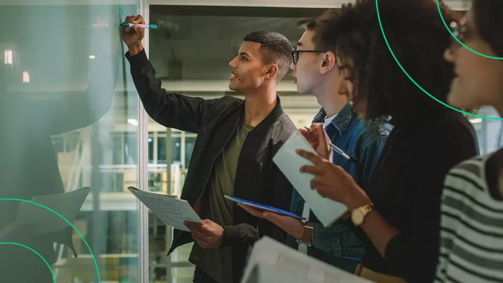 Funcionários fazendo a análise SWOT em um quadro branco