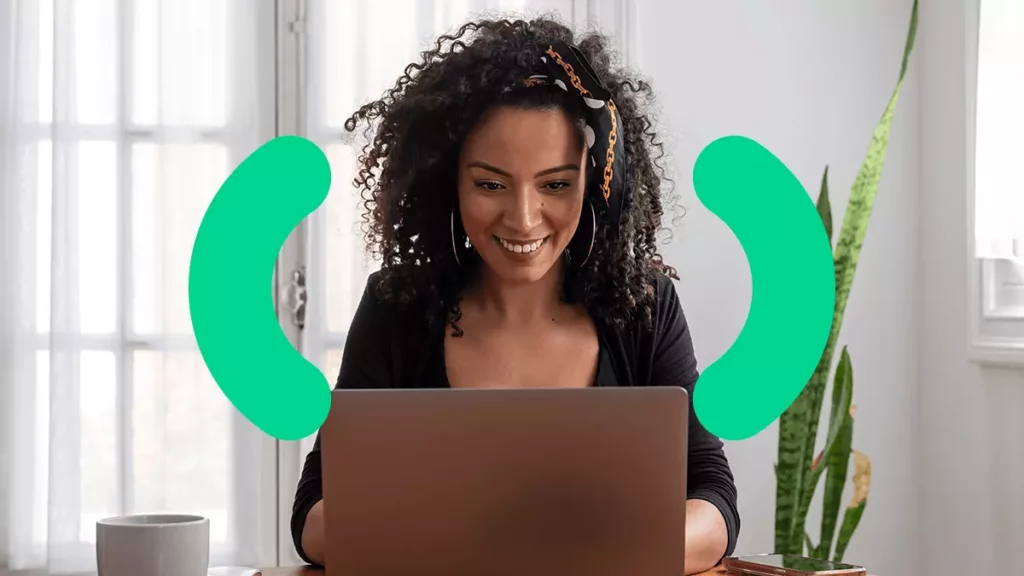 Empreendedora fazendo o cadastro de clientes em seu Software ERP Bling