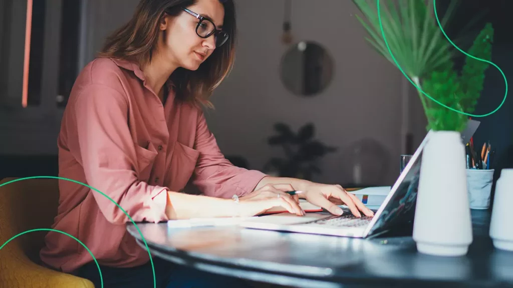 Empreendedora feminina trabalhando em home office