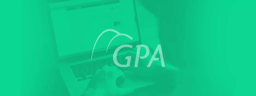 Logotipo do GPA sobreposto em um fundo verde, cobrindo a foto de uma pessoa usando um notebook para acessar a internet
