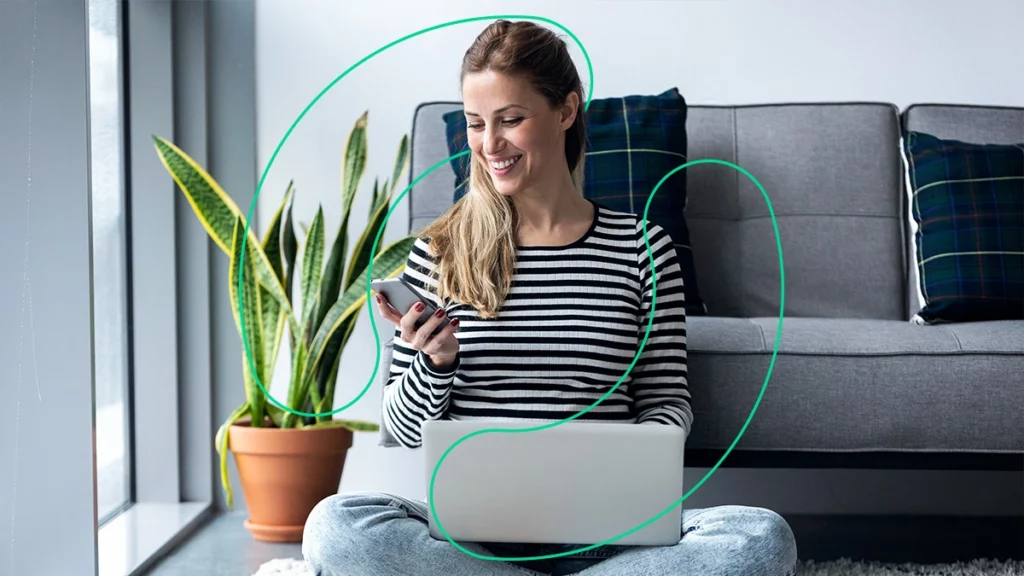 Empreendedora solicitando uma Certidão Negativa de Débito através do computador