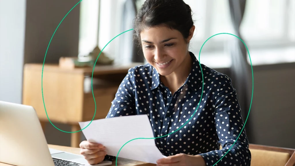 Empreendedora lendo a lista de atividades permitidas para o MEI