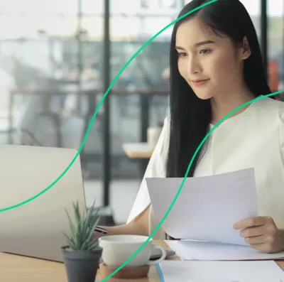 Empreendedora fazendo a gestão comercial da sua empresa através do seu computador