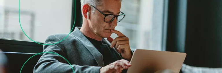 Empreendedor lendo sobre a emissão de nota fiscal online