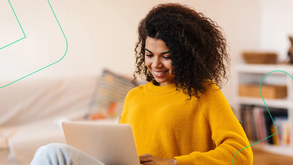 Empreendedora fazendo o planejamento financeiro do seu negócio no computador