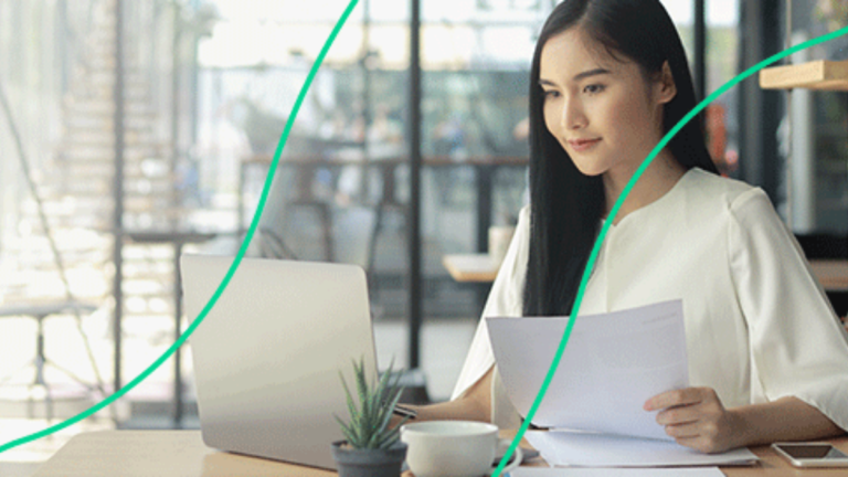 mulher conferindo nota técnica NT 2021.004