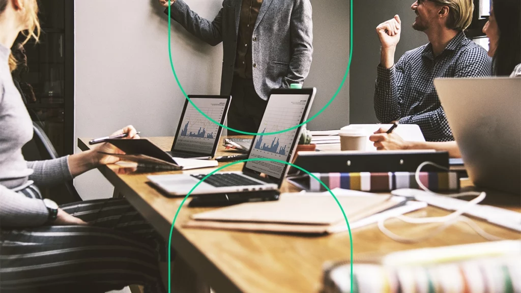 Profissionais em reunião sobre estratégias de remarketing