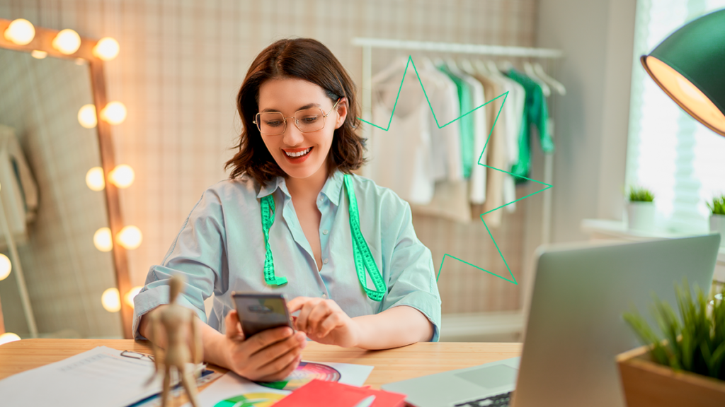 mulher olhando para o celular