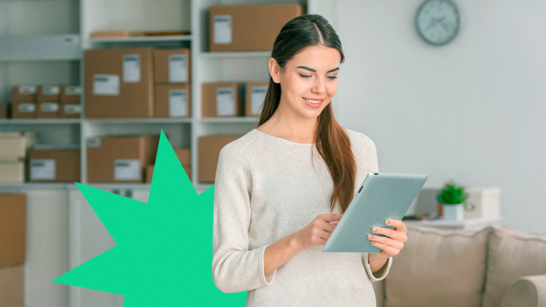 Empreendedora lendo sobre marketing de conteudo para ecommerce