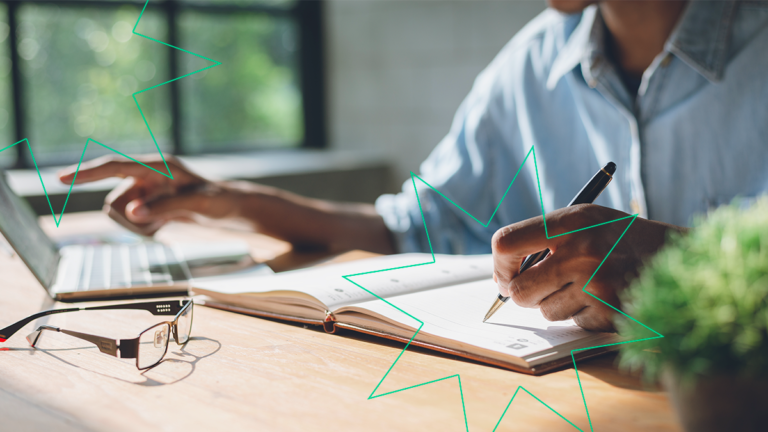 Pessoa fazendo checklist de venda na Amazon