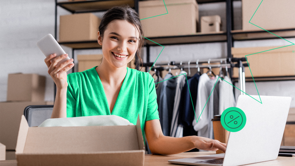 Empreendedora em seu local de trabalho sorrindo com a novidade das Taxas e Comissões de Marketplaces no Bling