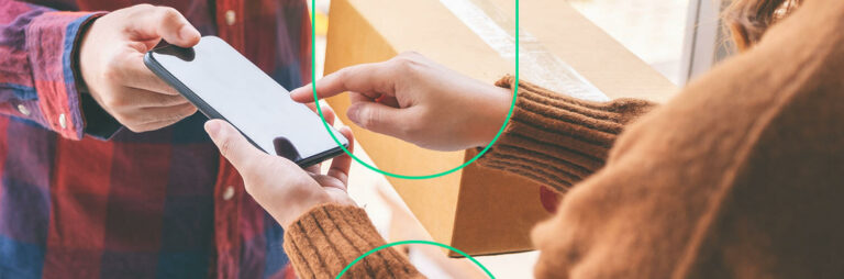 Duas pessoas conferindo na tela do celular quais são os tipos de notas fiscais